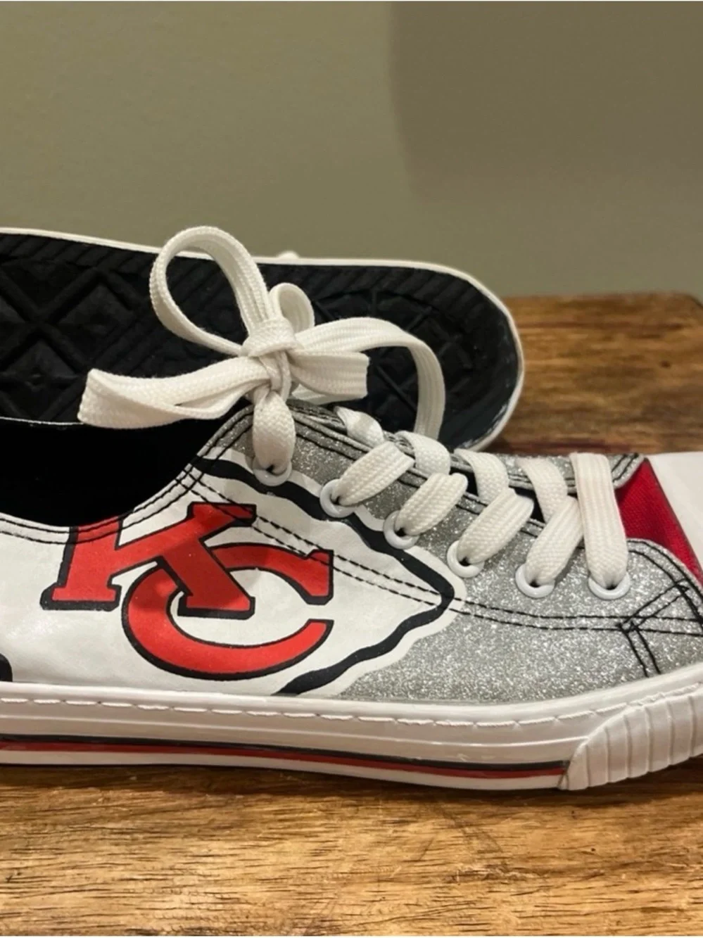 KC Chief fans!!! Show your support this Football Season in these sz 10 shoes (w)